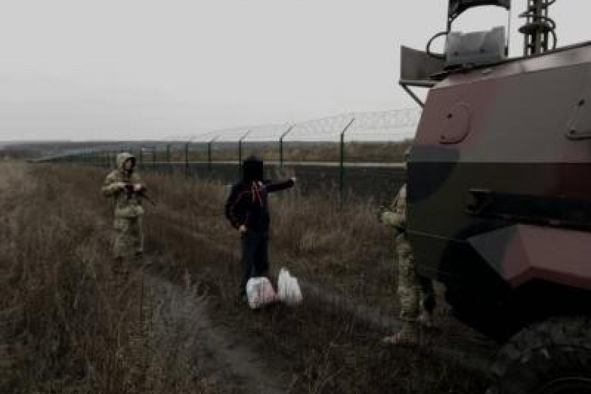 "Тритон" в действии: в районе населенного пункта Пески пограничники задержали нарушителя границы "Тритон" в действии: в районе населенного пункта Пески пограничники задержали нарушителя границы