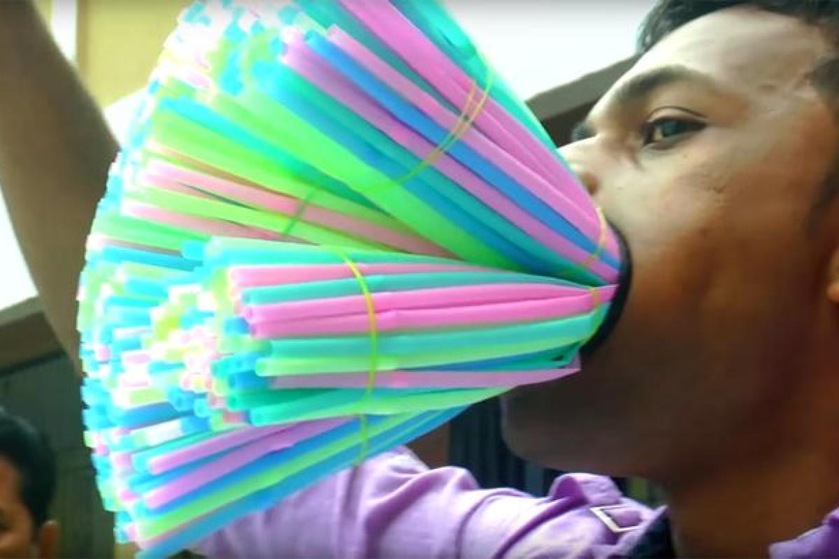 Необычный мировой рекорд: индиец смог засунуть в рот и удержать 459 пластиковых трубочек