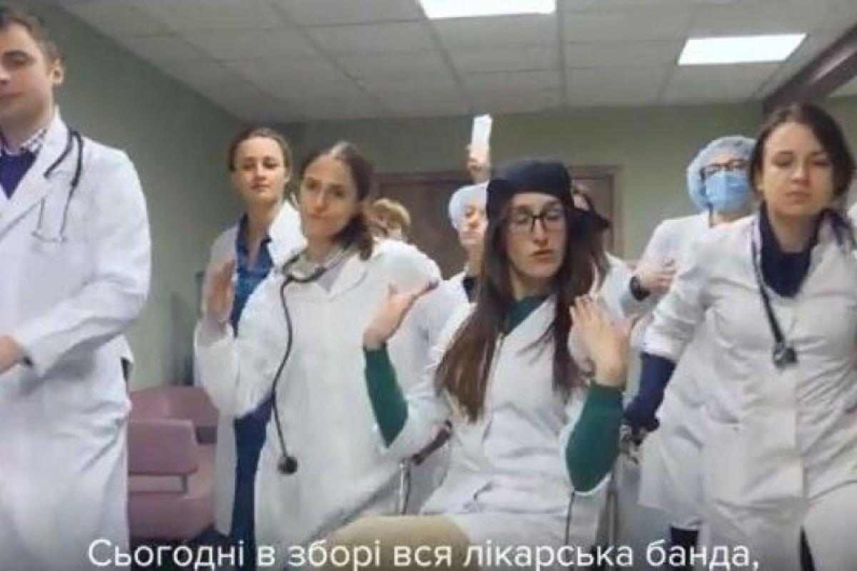 "Врачебная банда": Гройсман разместил в сети клип о медицинской реформе "Врачебная банда": Гройсман разместил в сети клип о медицинской реформе