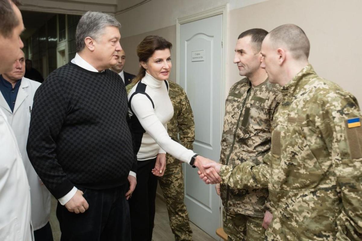 Президент посетил освобожденных военных, находящихся на реабилитации в госпитале Президент посетил освобожденных военных, находящихся на реабилитации в госпитале