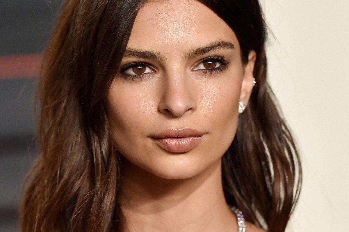 Модель Эмили Ратаковски порадовала поклонников снимками с "горячей" фотосессии