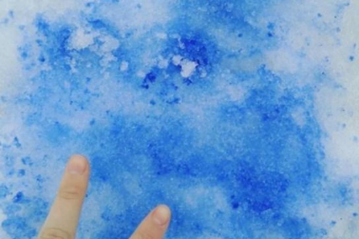 Сюрпризы природы: В Санкт-Петербурге выпал синий снег