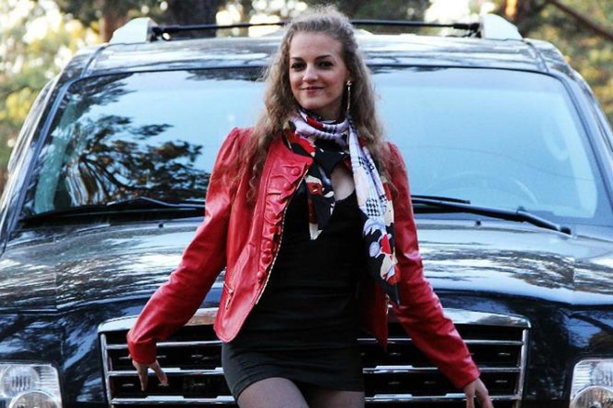 Обнаженный перфоманс: Российская модель разделась во имя сохранения елок