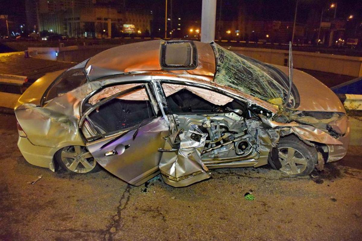 В Киеве пьяный водитель угробил свой автомобиль Honda Civic, влетев на скорости в отбойник В Киеве пьяный водитель угробил свой автомобиль Honda Civic, влетев на скорости в отбойник
