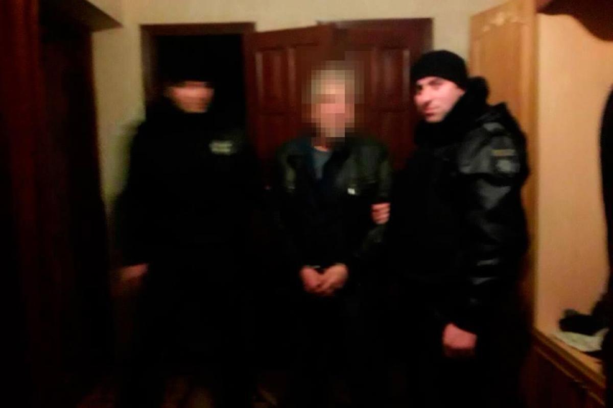 В Одесской области мужчина взял свою семью в заложники и открыл огонь по полицейским В Одесской области мужчина взял свою семью в заложники и открыл огонь по полицейским