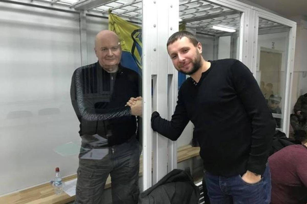 В Мариуполе нардеп Парасюк избил полицейского в здании суда В Мариуполе нардеп Парасюк избил полицейского в здании суда