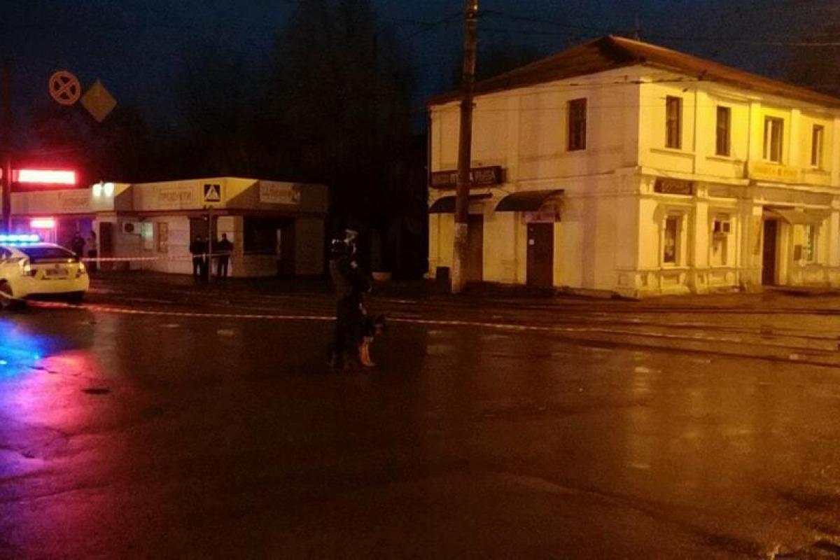 В захваченном здании "Укрпочты" в Харькове заложниками стали 9 взрослых и 2 детей В захваченном здании "Укрпочты" в Харькове заложниками стали 9 взрослых и 2 детей
