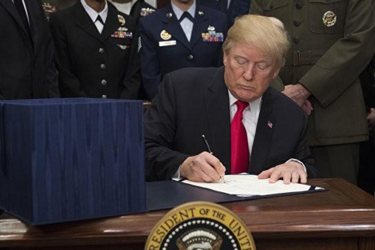 Трамп подписал закон об оборонном бюджете США, в который заложена помощь Украине Трамп подписал закон об оборонном бюджете США, в который заложена помощь Украине