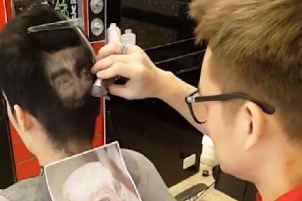 Креативный парикмахер из Тайваня выстриг на голове клиента портрет Трампа Креативный парикмахер из Тайваня выстриг на голове клиента портрет Трампа