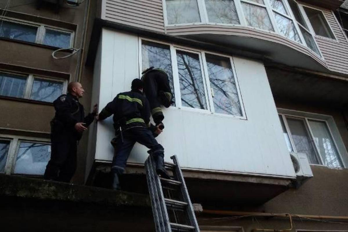 В Измаиле спасатели нашли в закрытой квартире 9-летнего ребенка с алкогольной интоксикацией В Измаиле спасатели нашли в закрытой квартире 9-летнего ребенка с алкогольной интоксикацией