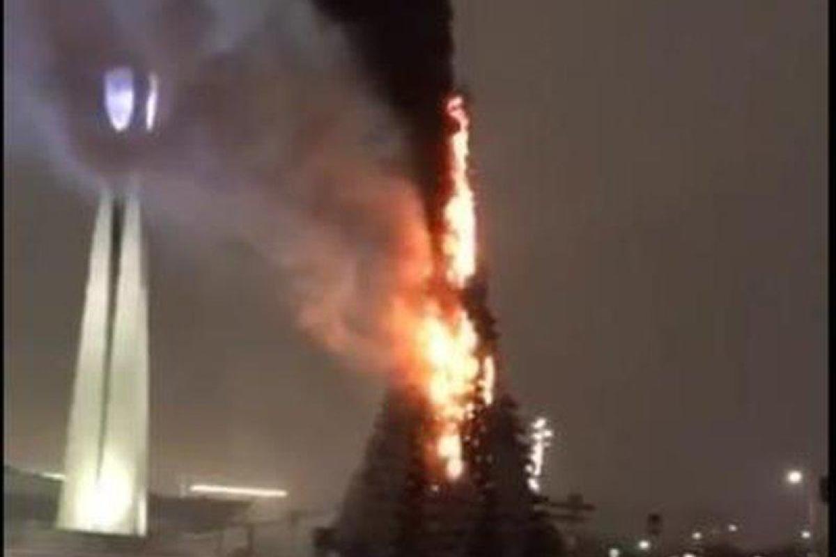 В Астане сгорела главная городская елка В Астане сгорела главная городская елка