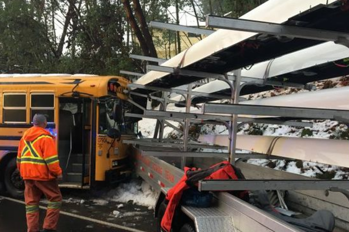 В Канаде на скользкой трассе грузовик столкнулся со школьным автобусом В Канаде на скользкой трассе грузовик столкнулся со школьным автобусом