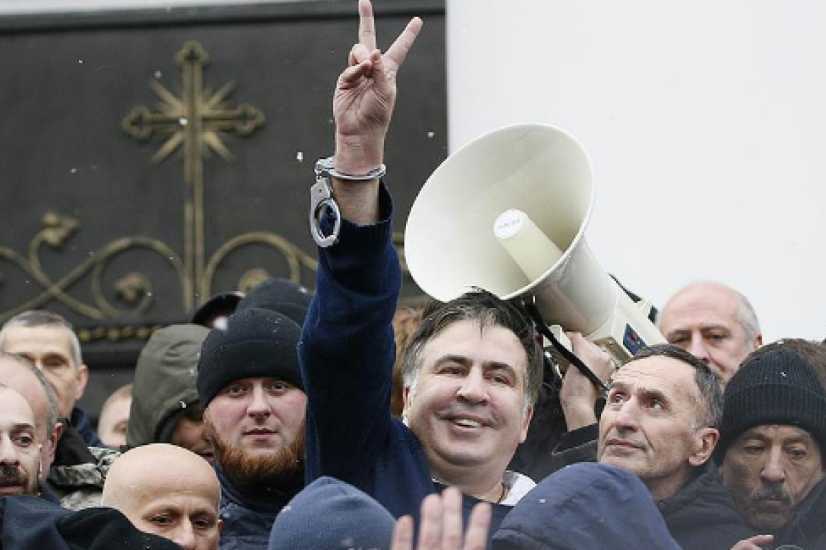 "Банду геть, импичмент!": освобожденный Саакашвили призвал народ мирно и спокойно скинуть власть "Банду геть, импичмент!": освобожденный Саакашвили призвал народ мирно и спокойно скинуть власть