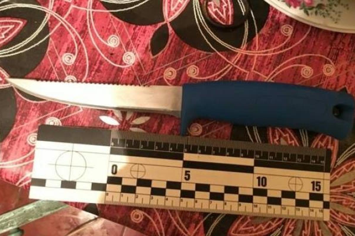 В Николаевской области девушка напала с ножом на продавца магазина В Николаевской области девушка напала с ножом на продавца магазина