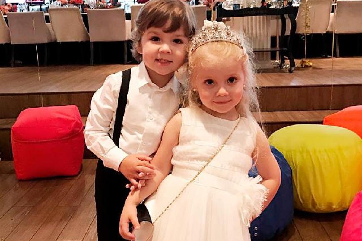 "Праздник к нам приходит!": Дети Максима Галкина слепили снеговика-гаишника "Праздник к нам приходит!": Дети Максима Галкина слепили снеговика-гаишника