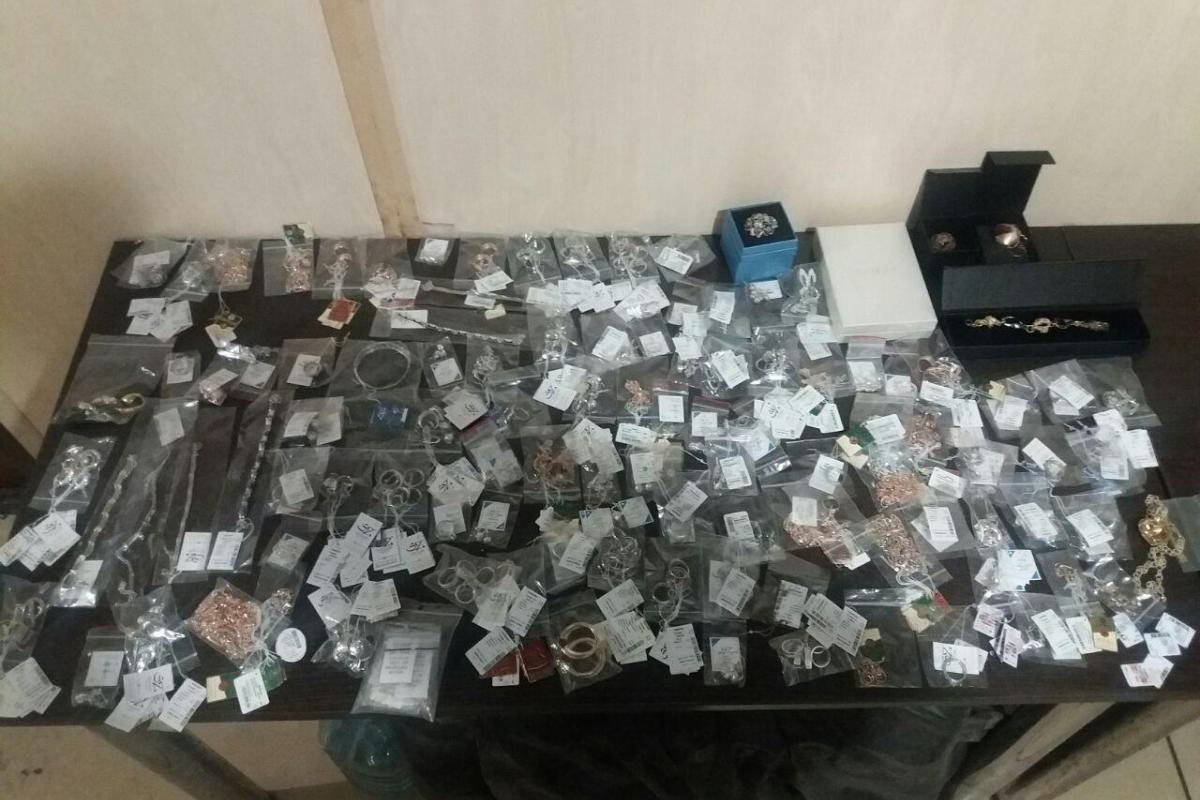 "Cеребряная обувь и золотой чай": На КПВВ "Марьинка" задержали женщину с украшениями на 200 000 грн "Cеребряная обувь и золотой чай": На КПВВ "Марьинка" задержали женщину с украшениями на 200 000 грн