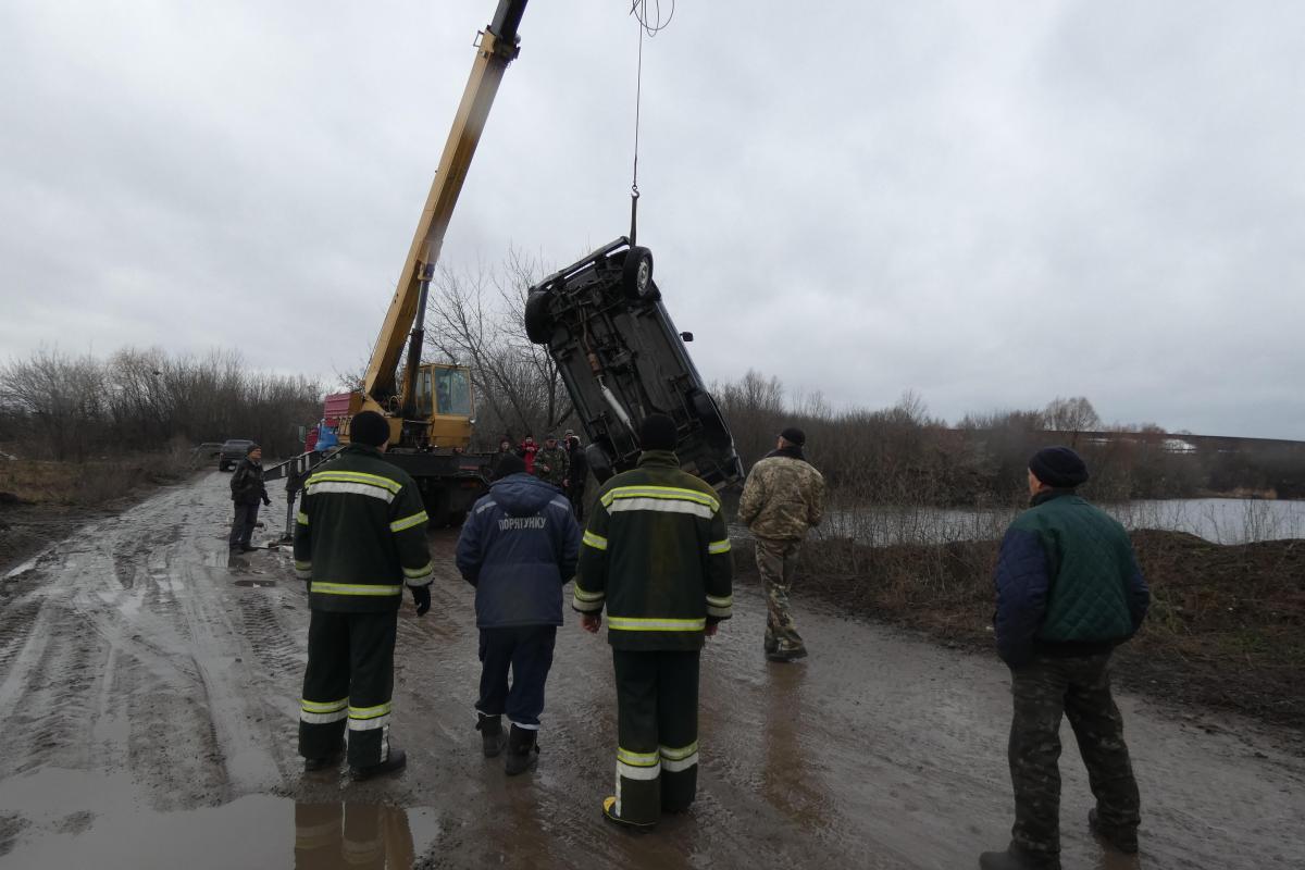 В Черкасской области из затопленного карьера достали "ВАЗ": внутри салона нашли тело водителя В Черкасской области из затопленного карьера достали "ВАЗ": внутри салона нашли тело водителя