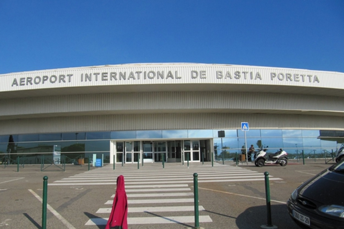 На Корсике неизвестный открыл стрельбу на парковке аэропорта: есть жертвы На Корсике неизвестный открыл стрельбу на парковке аэропорта: есть жертвы