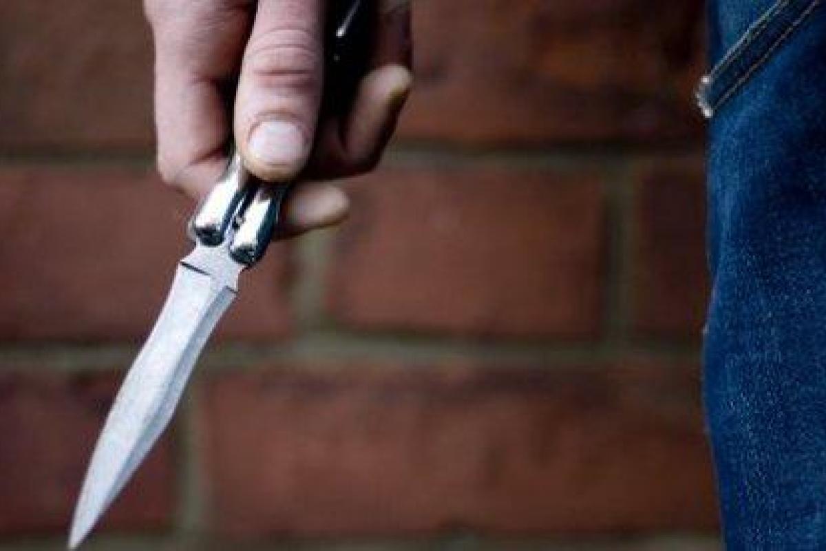 В Харькове полицейский получил ножевое ранение, преследуя грабителей В Харькове полицейский получил ножевое ранение, преследуя грабителей
