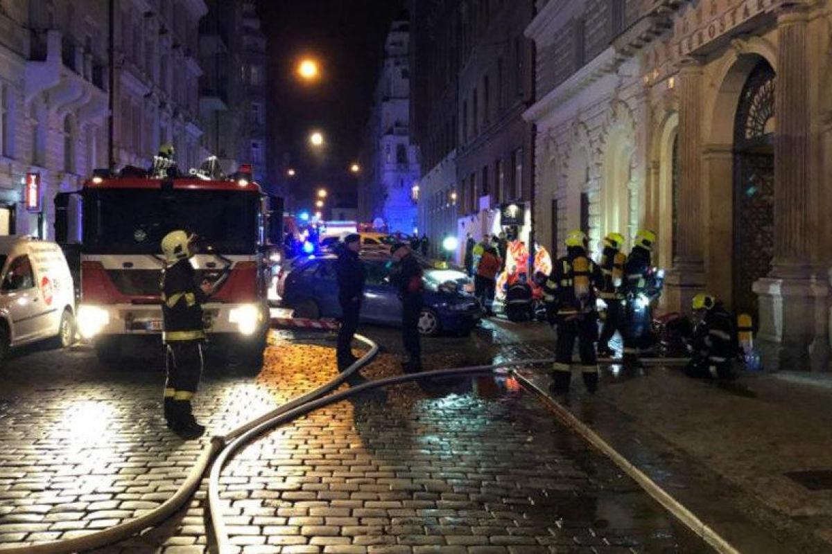 В центре Праги горит отель: спасатели проводят эвакуацию постояльцев В центре Праги горит отель: спасатели проводят эвакуацию постояльцев