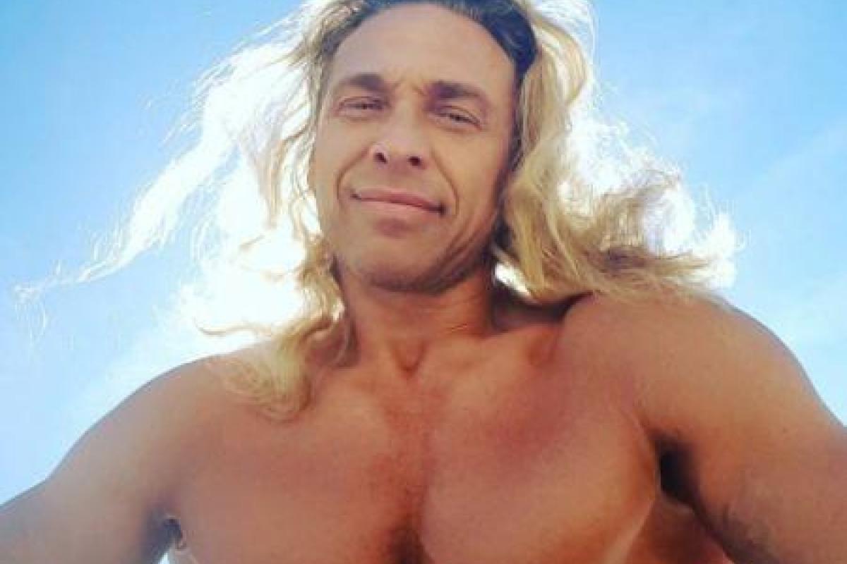 "Геракл засушенный": В сети обсуждают голые снимки Тарзана на фоне океана "Геракл засушенный": В сети обсуждают голые снимки Тарзана на фоне океана