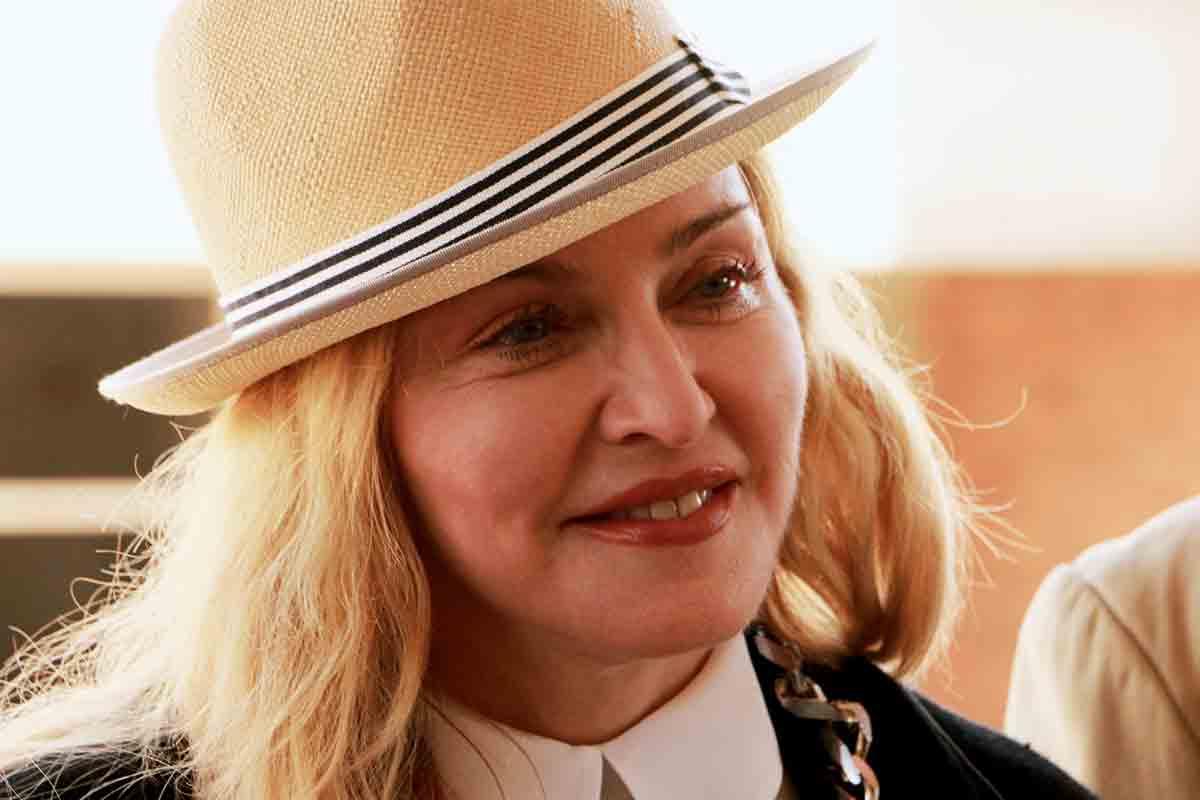 "Повышенная лохматость": Мадонна показала провокационный снимок дочери с небритыми подмышками "Повышенная лохматость": Мадонна показала провокационный снимок дочери с небритыми подмышками