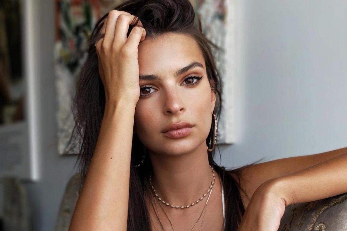 Сексуальная Эмили Ратаковски полностью обнажилась для эротичной фотосессии