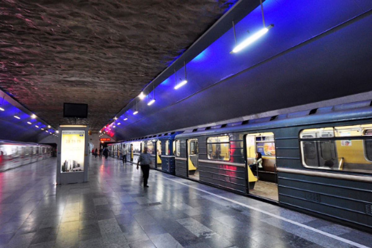 На головы пассажиров в метро Тбилиси обрушился потолок: пострадали 11 человек На головы пассажиров в метро Тбилиси обрушился потолок: пострадали 11 человек