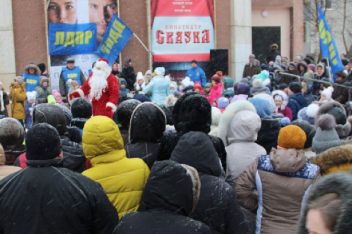 В российском Курске люди устроили давку за бесплатными конфетами и календарями от ЛДПР В российском Курске люди устроили давку за бесплатными конфетами и календарями от ЛДПР