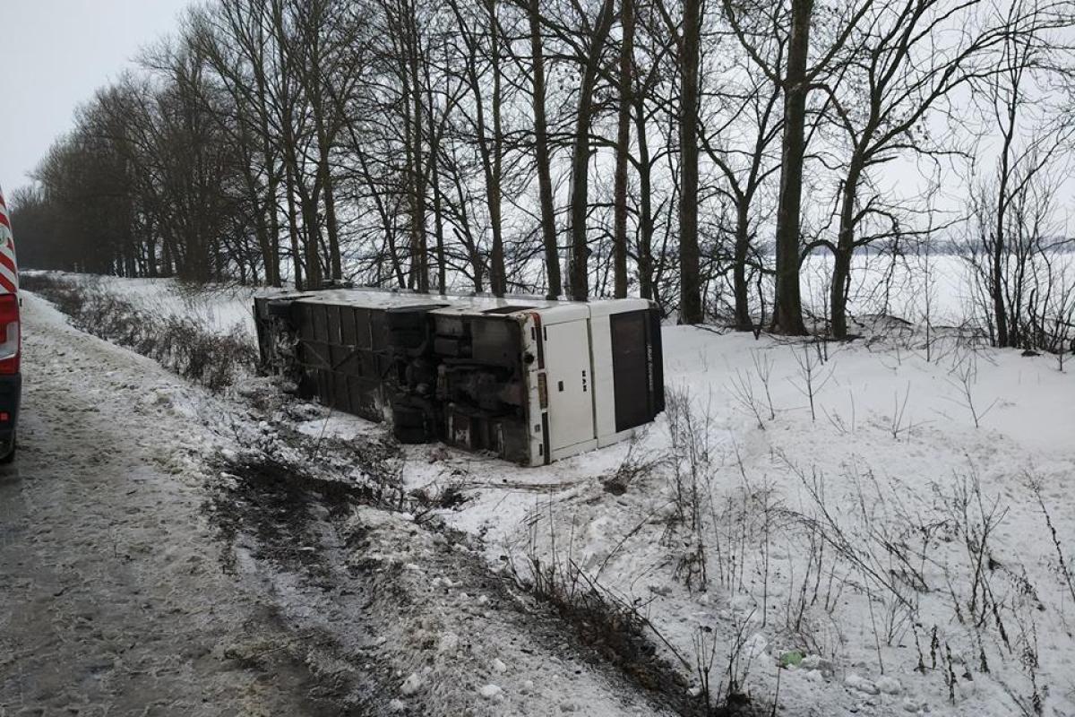 На трассе "Чугуев-Меловое" перевернулся автобус с людьми: есть пострадавшие