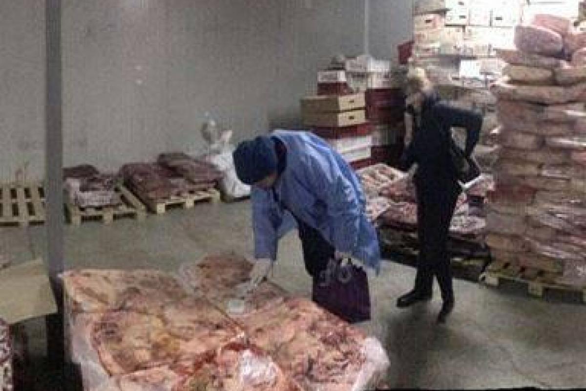 На Житомирщине бизнесмен наладил схему по снабжению детсадов и больниц мясом с "начинкой" На Житомирщине бизнесмен наладил схему по снабжению детсадов и больниц мясом с "начинкой"