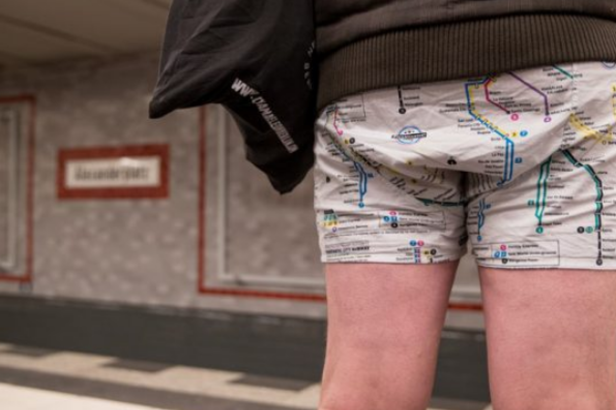 По миру прокатился веселый флешмоб "В метро без штанов"