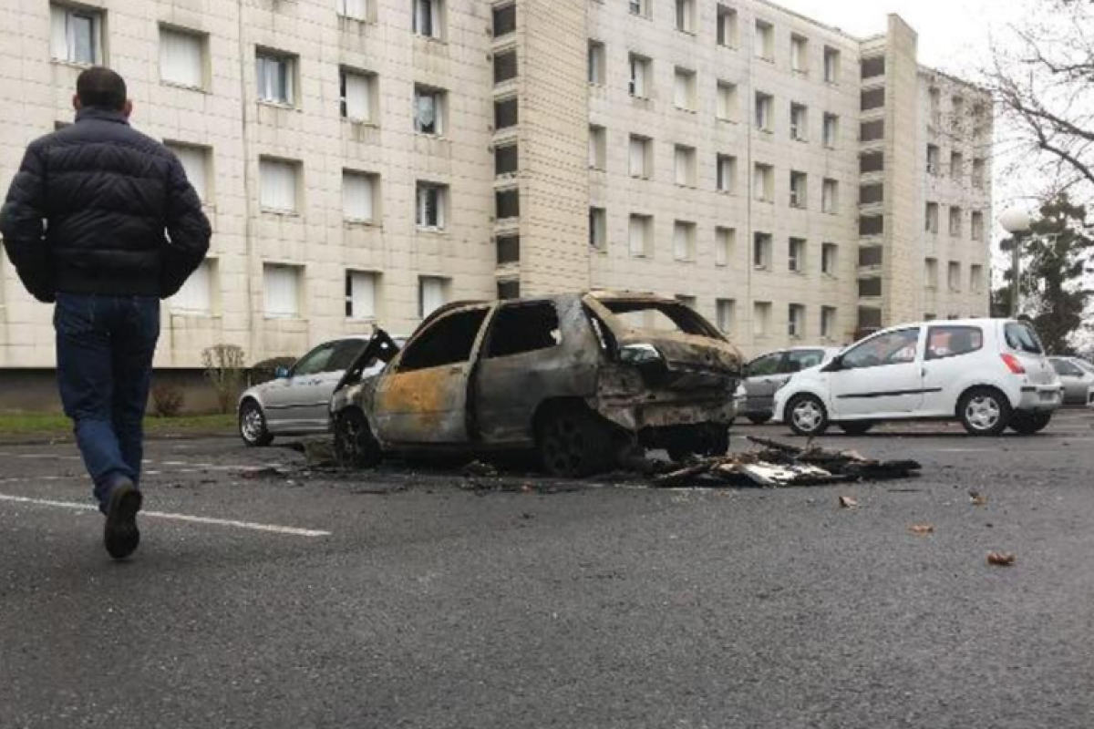 По всей Франции в новогоднюю ночь жгли автомобили: сгорело более 1000 машин По всей Франции в новогоднюю ночь жгли автомобили: сгорело более 1000 машин