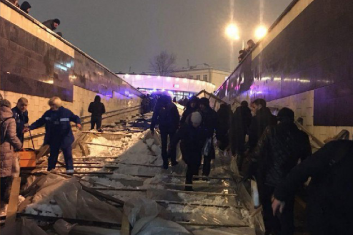 В центре Москвы произошло обрушение строительных лесов: пострадали 7 человек 