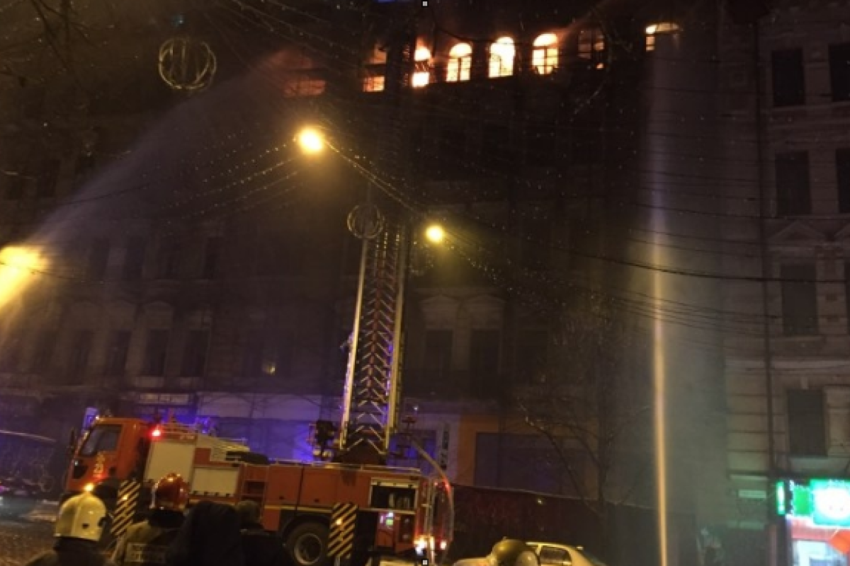 К месту масштабного пожара в центре Киева стягиваются бригады ГСЧС
