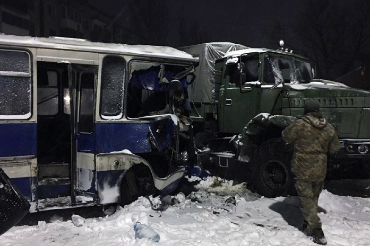 Военный "КрАЗ" протаранил автобус с горняками шахты "Алмазная": есть пострадавшие Военный "КрАЗ" протаранил автобус с горняками шахты "Алмазная": есть пострадавшие