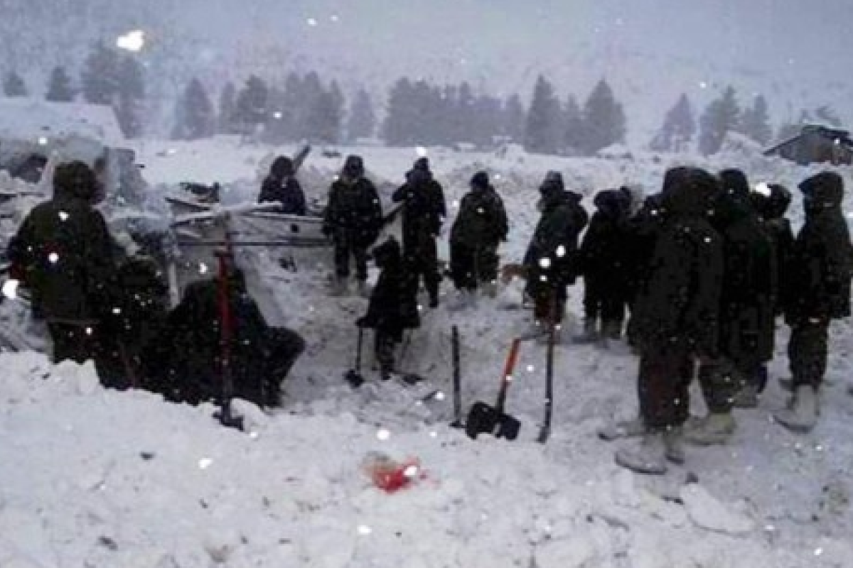 В Индии снежная лавина погребла под собой 11 человек