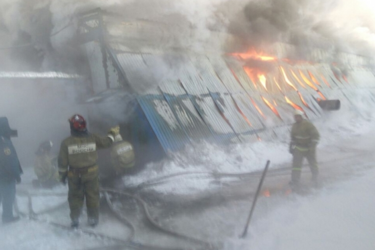 В России под Новосибирском горит обувная фабрика: погибли китайские рабочие В России под Новосибирском горит обувная фабрика: погибли китайские рабочие