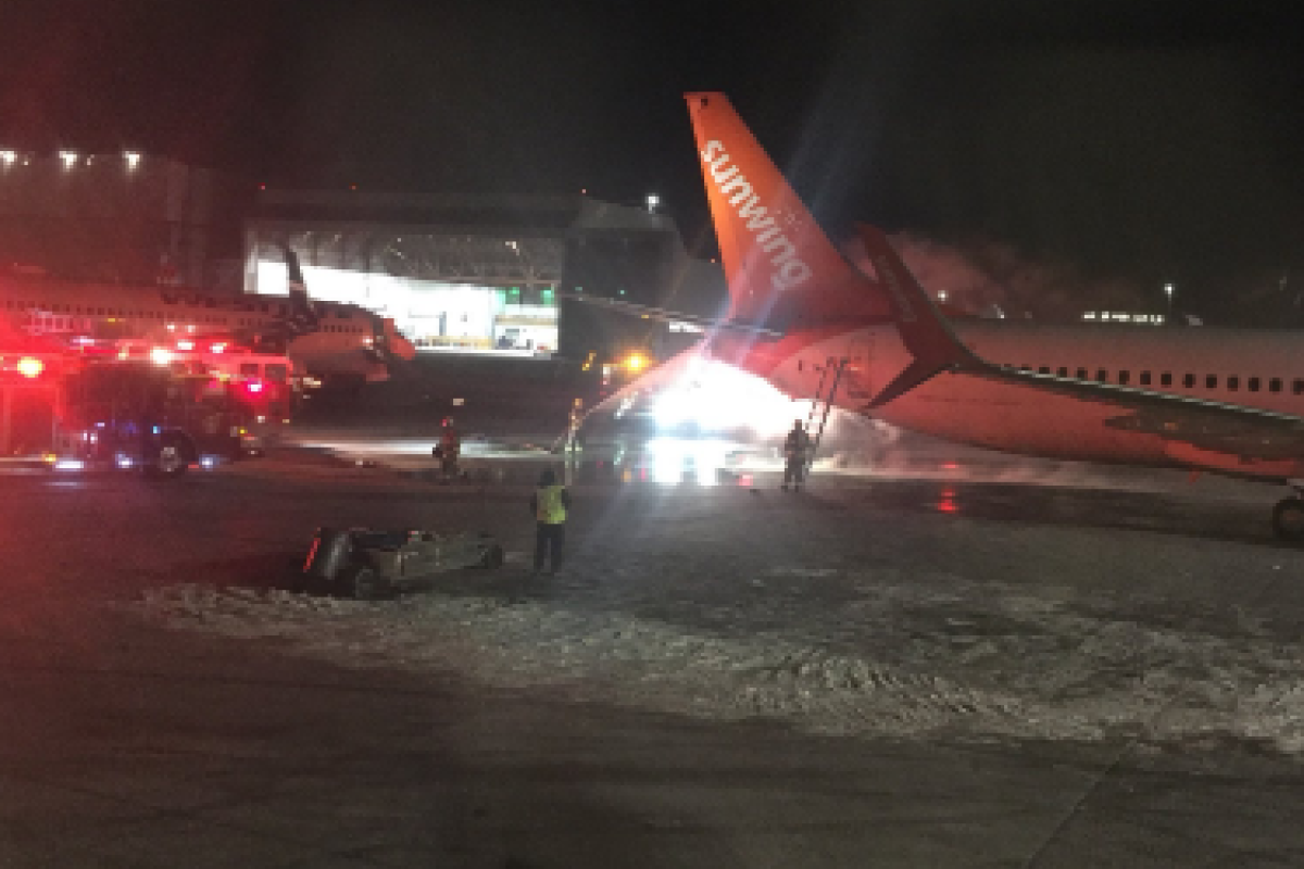В аэропорту Торонто столкнулись два пассажирских лайнера: один самолет загорелся