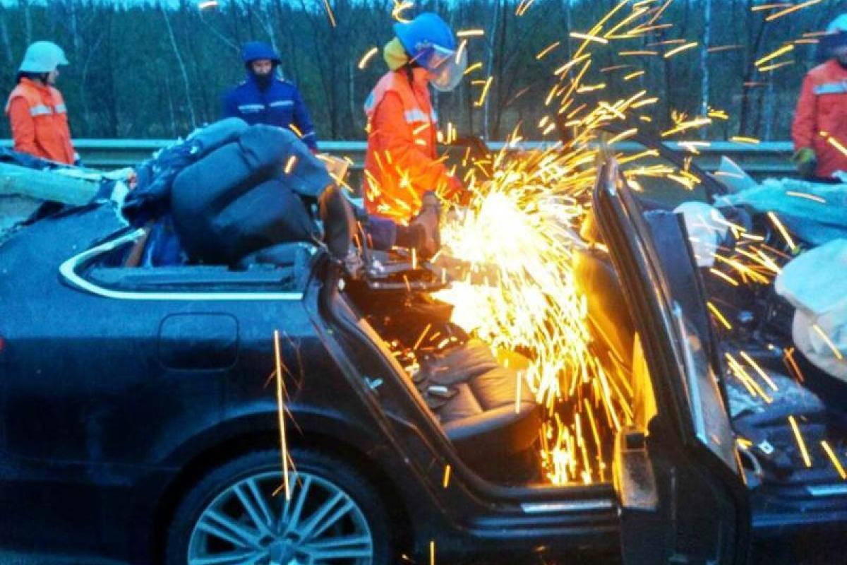 Истерзанная Skoda и два тела: спасателям пришлось разрезать иномарку, попавшую в ДТП Истерзанная Skoda и два тела: спасателям пришлось разрезать иномарку, попавшую в ДТП