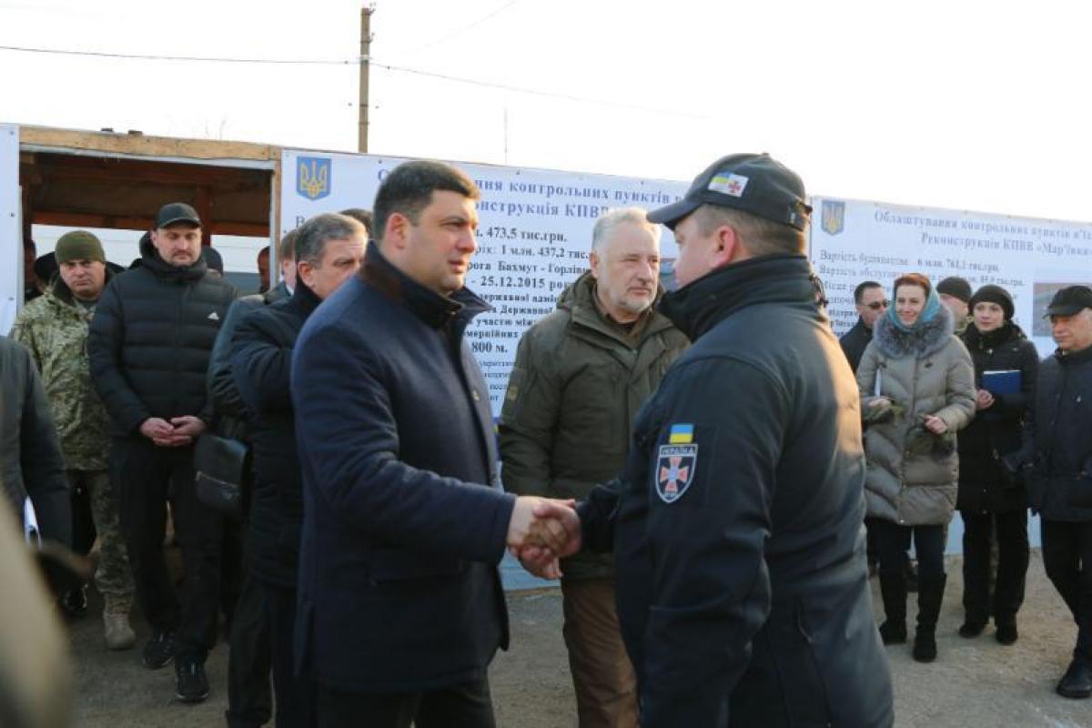 Гройсман посетил КПВВ "Гнутово" на линии разграничения на Донбассе