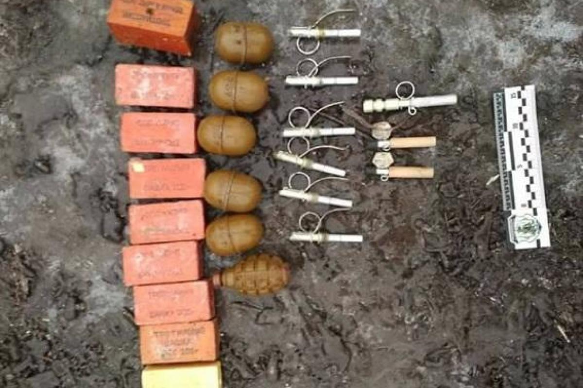 Житель Луганщины в груде металлолома прятал ящик с боеприпасами Житель Луганщины в груде металлолома прятал ящик с боеприпасами