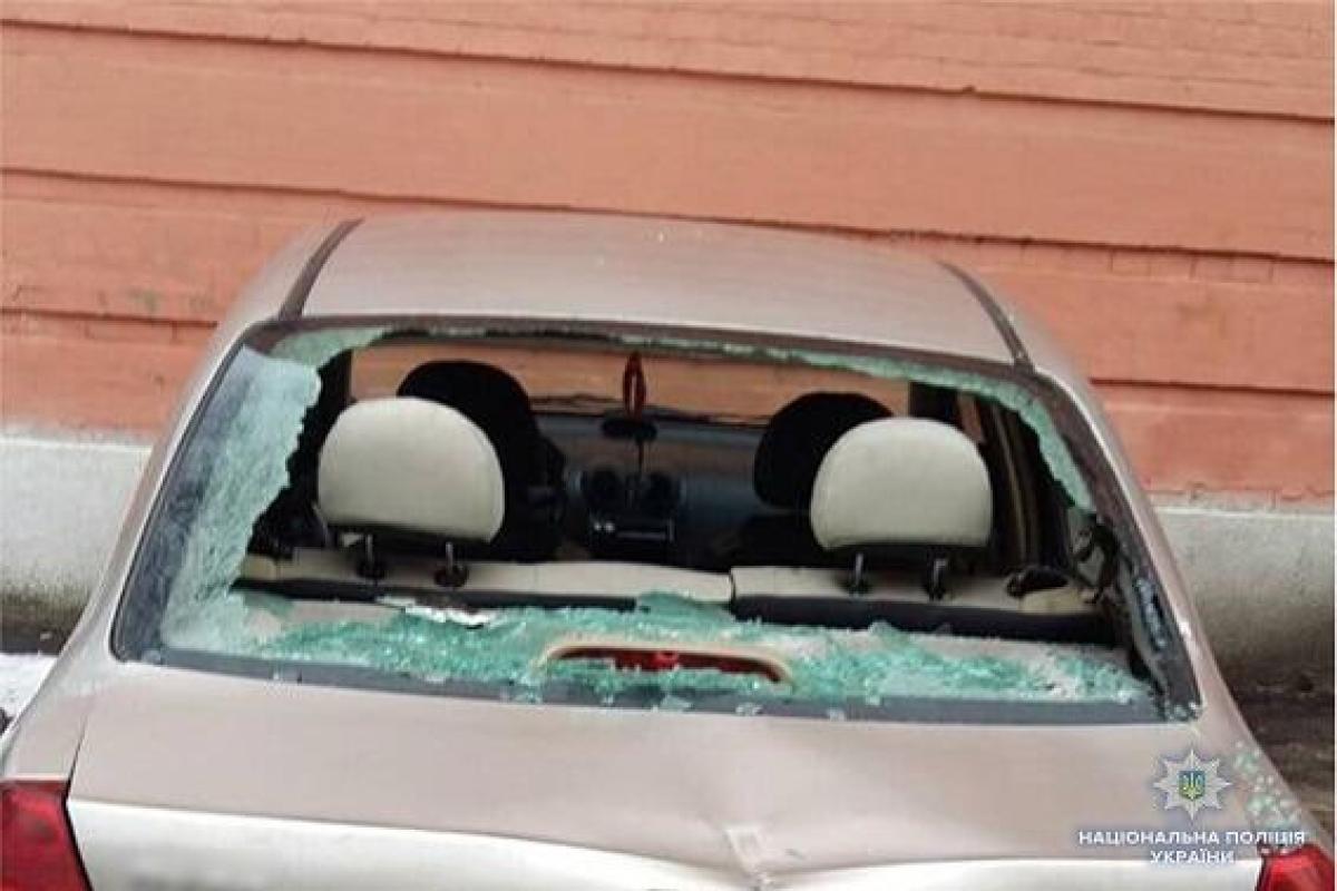В Киеве одессит разбил топором 13 авто возле суда из-за решения по Труханову