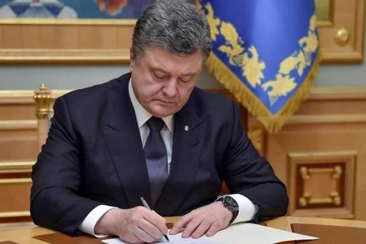 Порошенко подписал Указ о назначении стипендий детям журналистов, погибших в зоне АТО Порошенко подписал Указ о назначении стипендий детям журналистов, погибших в зоне АТО
