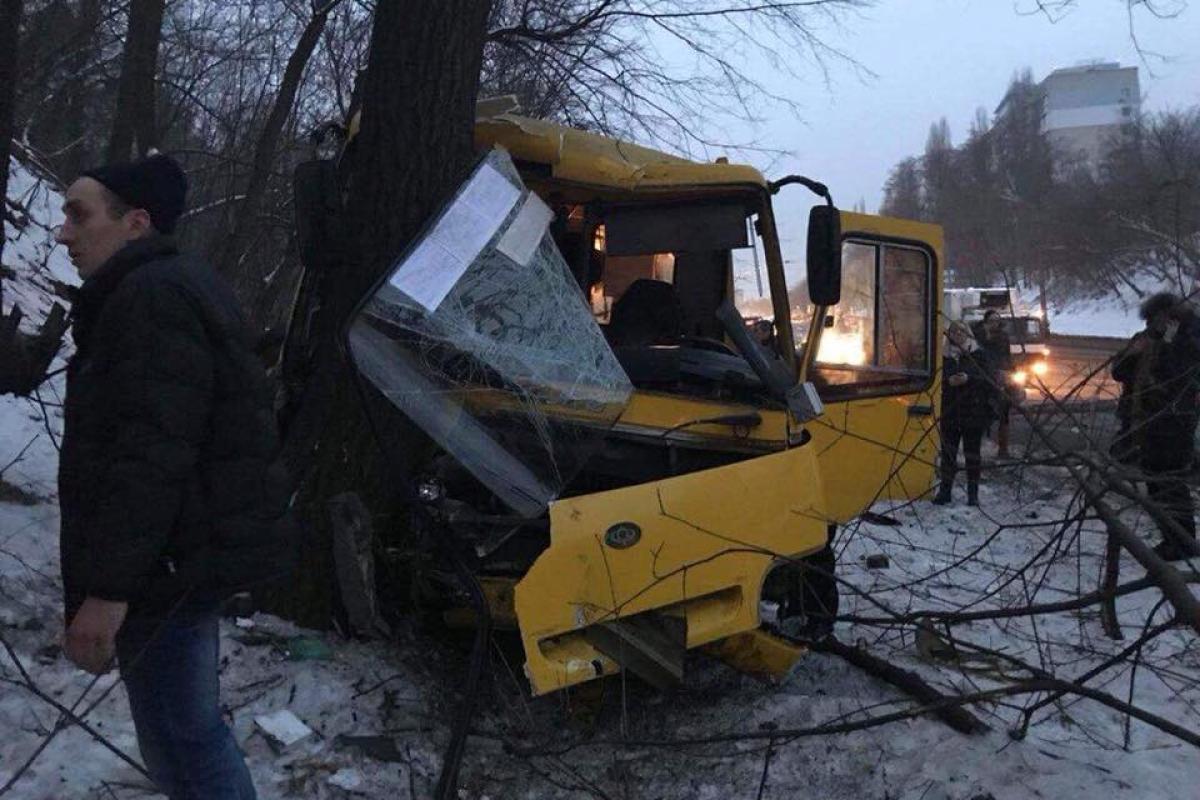 В Киеве произошло ДТП с участием двух маршруток: пострадали 12 пассажиров В Киеве произошло ДТП с участием двух маршруток: пострадали 12 пассажиров