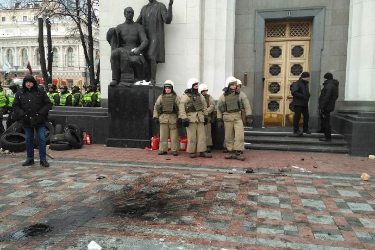 Столкновения под Верховной Радой: пострадали 8 силовиков, 9 активистов задержаны Столкновения под Верховной Радой: пострадали 8 силовиков, 9 активистов задержаны
