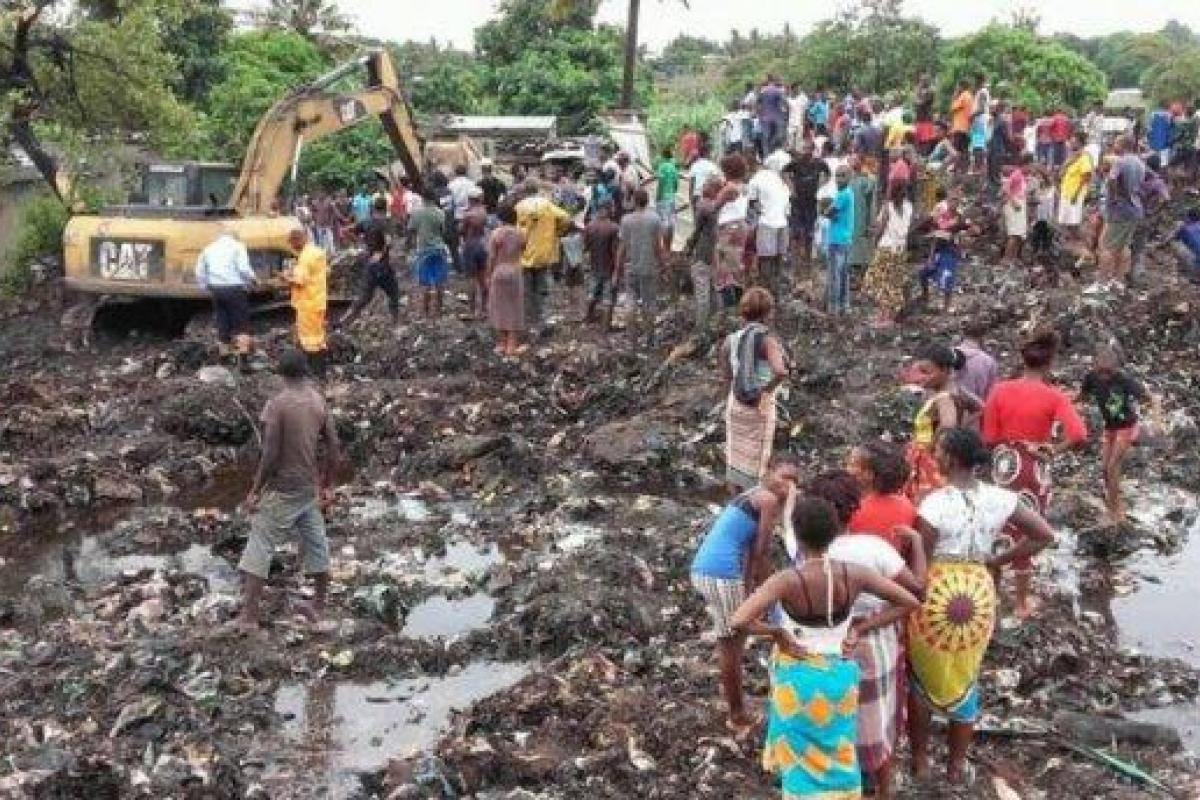 В Мозамбике под кучами мусора с городской свалки погибли люди: поиск тел продолжается В Мозамбике под кучами мусора с городской свалки погибли люди: поиск тел продолжается
