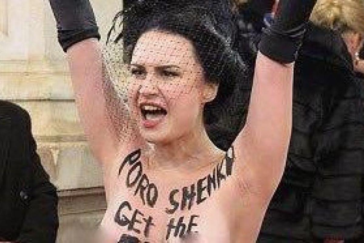 "Голая провокация": Активистку Femen на Венский бал привел посол РФ в Австрии "Голая провокация": Активистку Femen на Венский бал привел посол РФ в Австрии