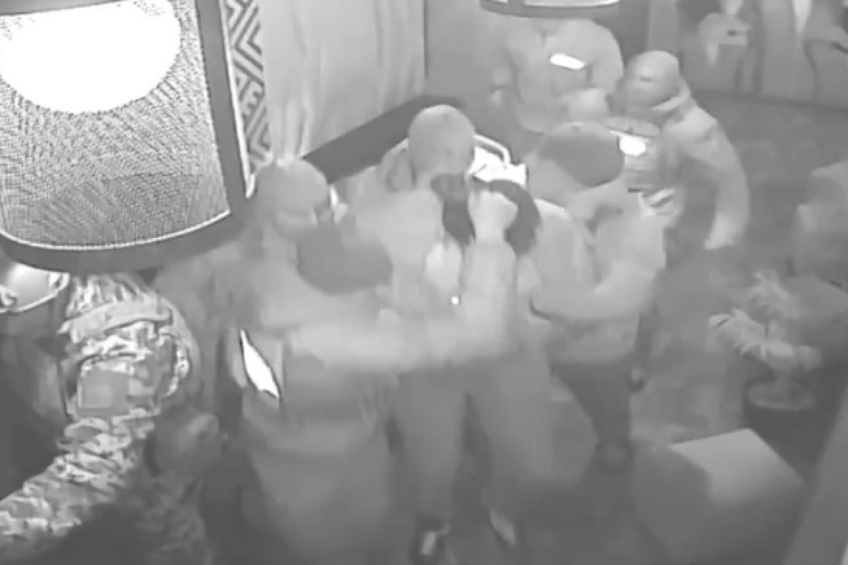 Саакашвили скрутили четыре силовика: в сеть попало видео с камер наблюдения из ресторана Саакашвили скрутили четыре силовика: в сеть попало видео с камер наблюдения из ресторана