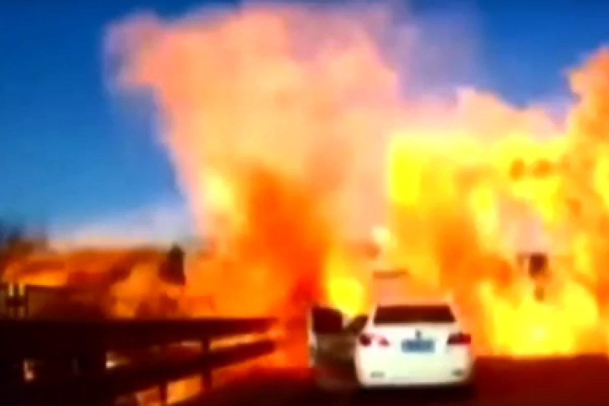 Стена огня и горящие автомобили: в Китае грузовик с газом взорвался посреди дороги Стена огня и горящие автомобили: в Китае грузовик с газом взорвался посреди дороги